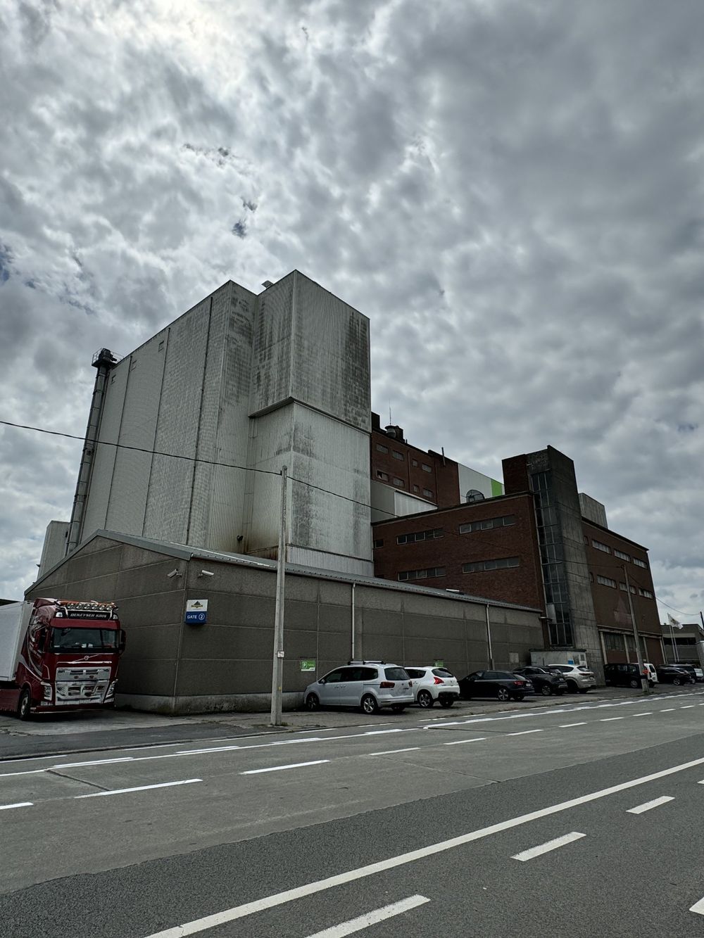 Grote industriële productiesite met hoge silogebouwen