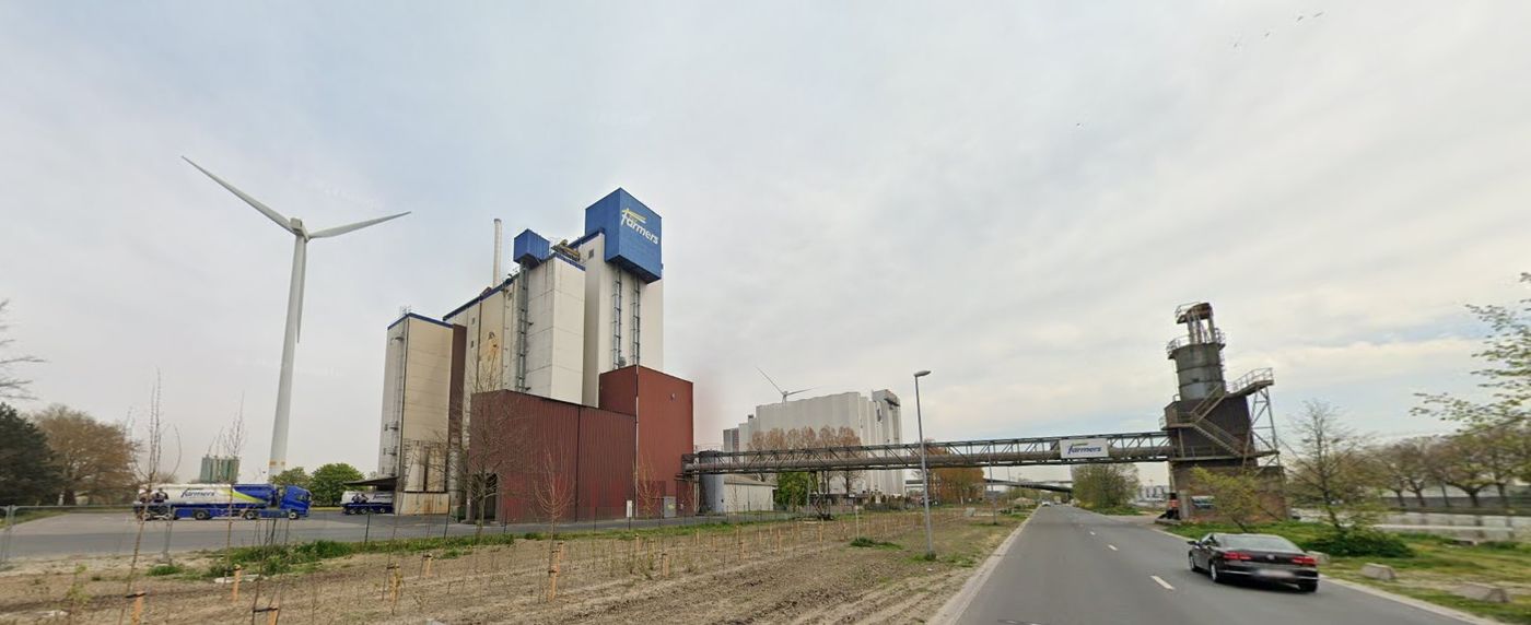 Silocomplex met loopbrug en windturbine